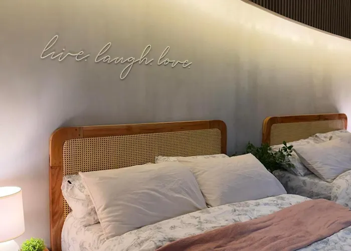Twin Bed 1br W Balcony With Wifi Netflix At Shore2 T1 Near Moa And Naia Airport Aparthotel Manila